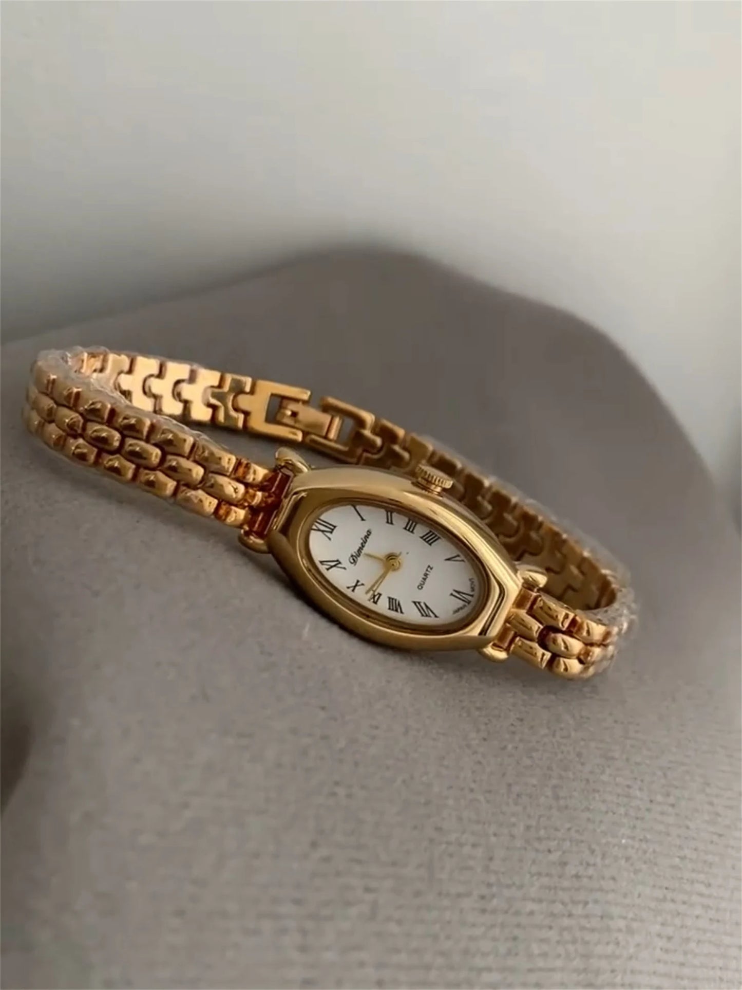 Chic Gold-Tone Watch, Oval Face Watch For Women, gift for her, Vintage Style watches, Elegant Watches, Fashion dress watch, Minimalist Watch